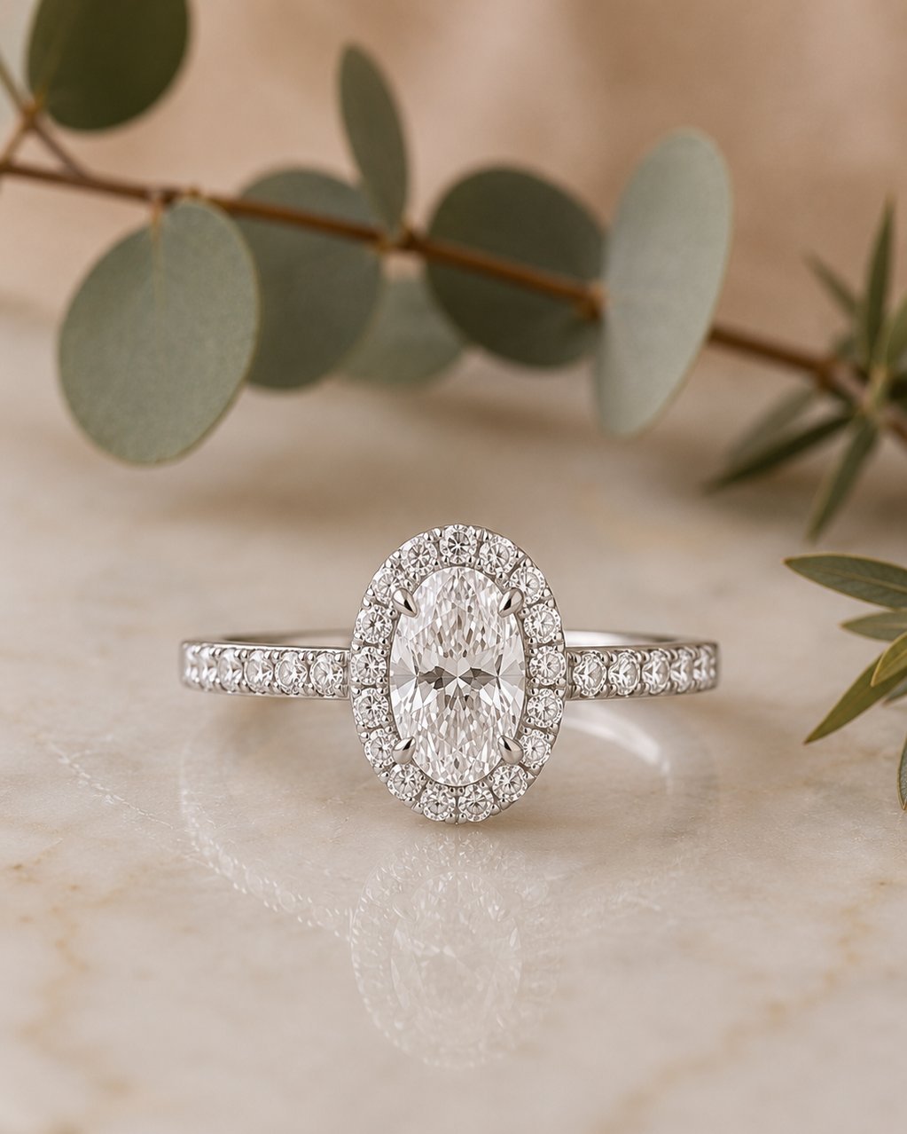 Luna · Halo Oval · anillo de compromiso en Platino con Diamante