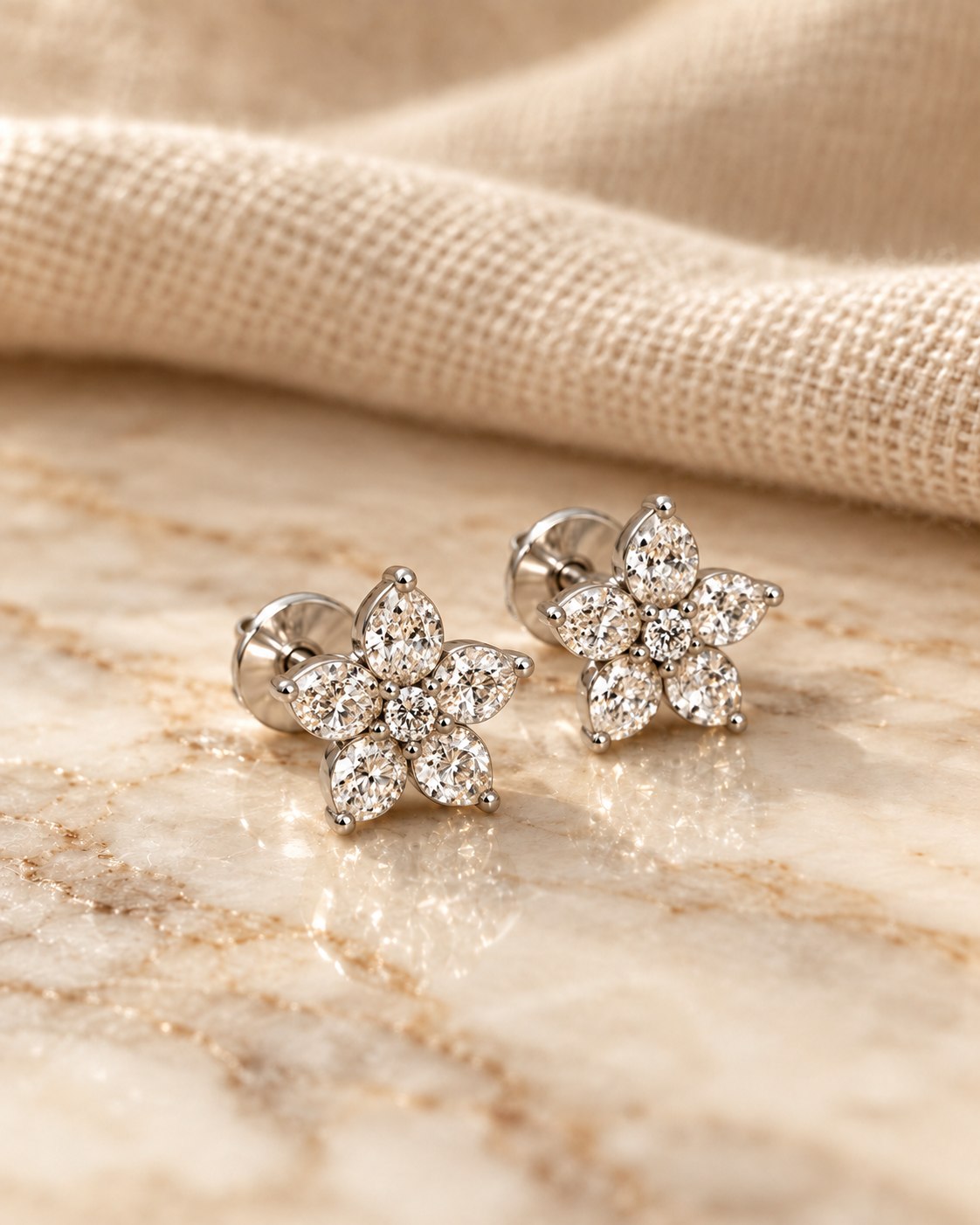Cloris · Aros Flor Cinco Pétalos · anillo de compromiso en Oro 18k amarillo con Diamante, vista 2