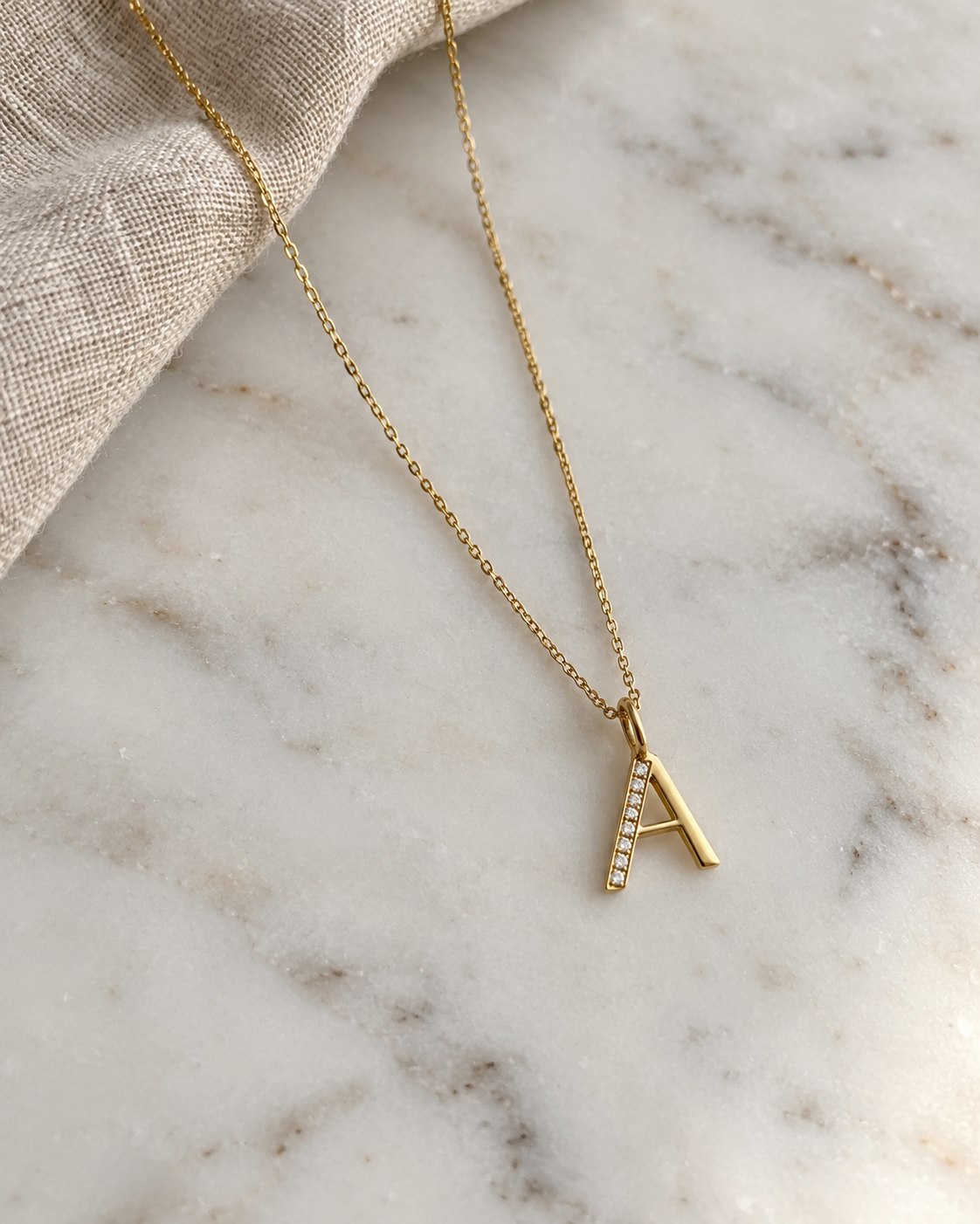 Inicial · Colgante con tu Letra · collar en Oro 18k amarillo con Diamante