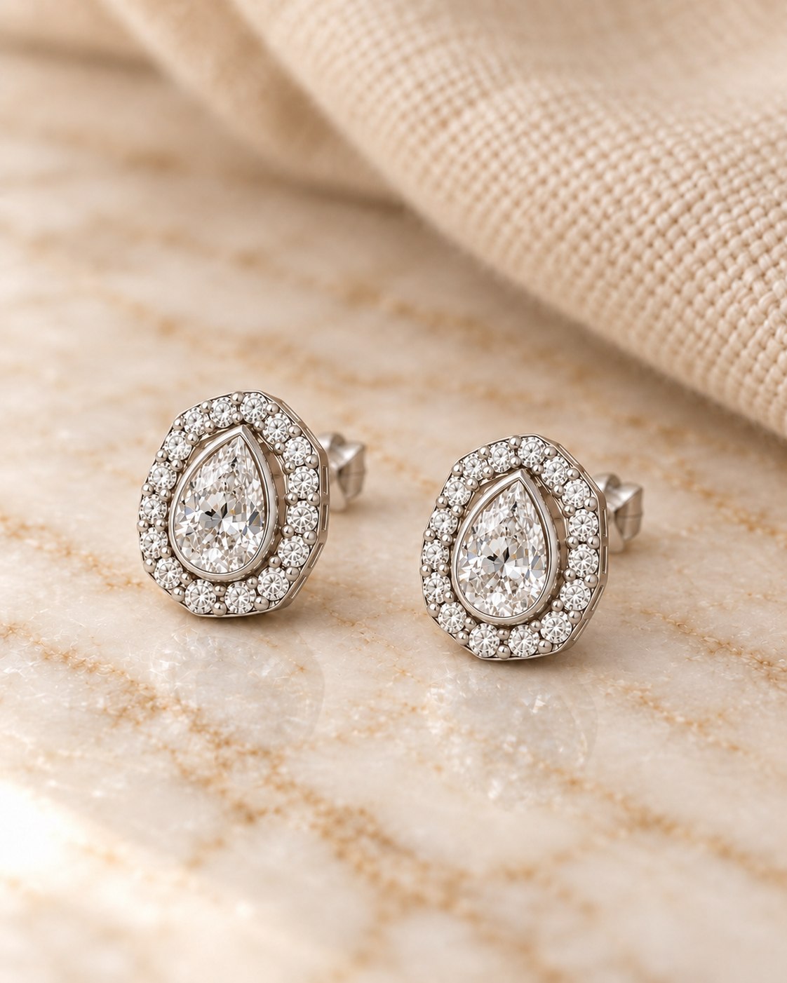 Atenea · Aros Halo Pera · anillo de compromiso en Oro 18k amarillo con Diamante, vista 2
