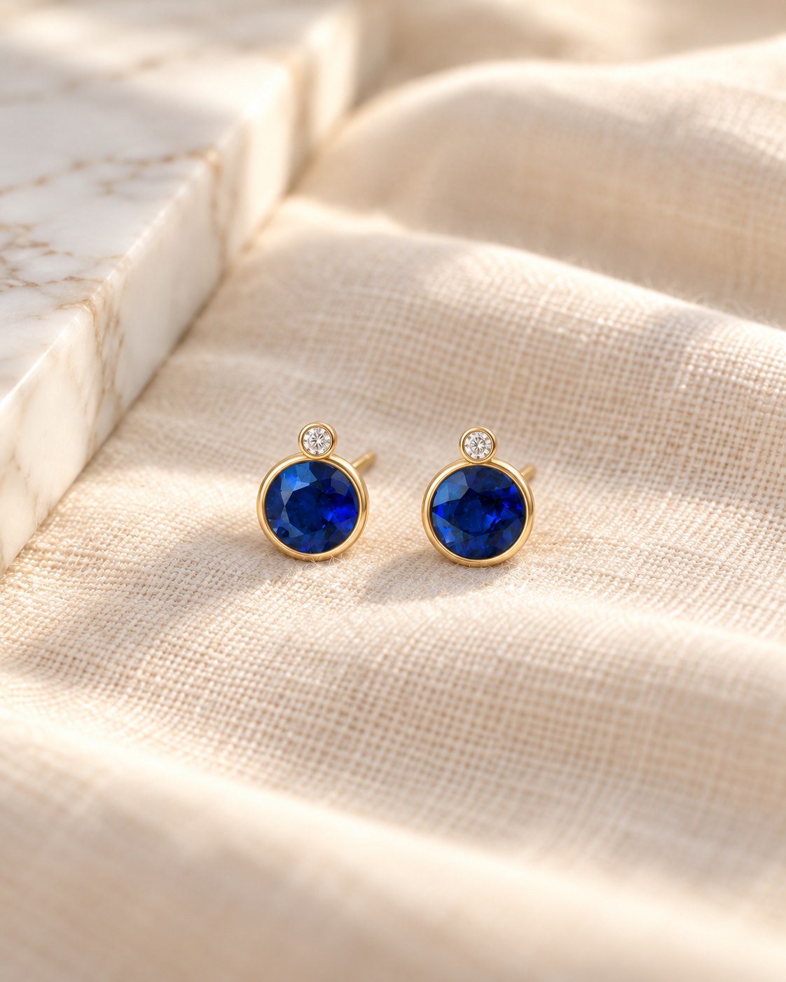 Isis · Aros Zafiro Bisel · anillo de compromiso en Oro 18k amarillo con Zafiro, vista 2