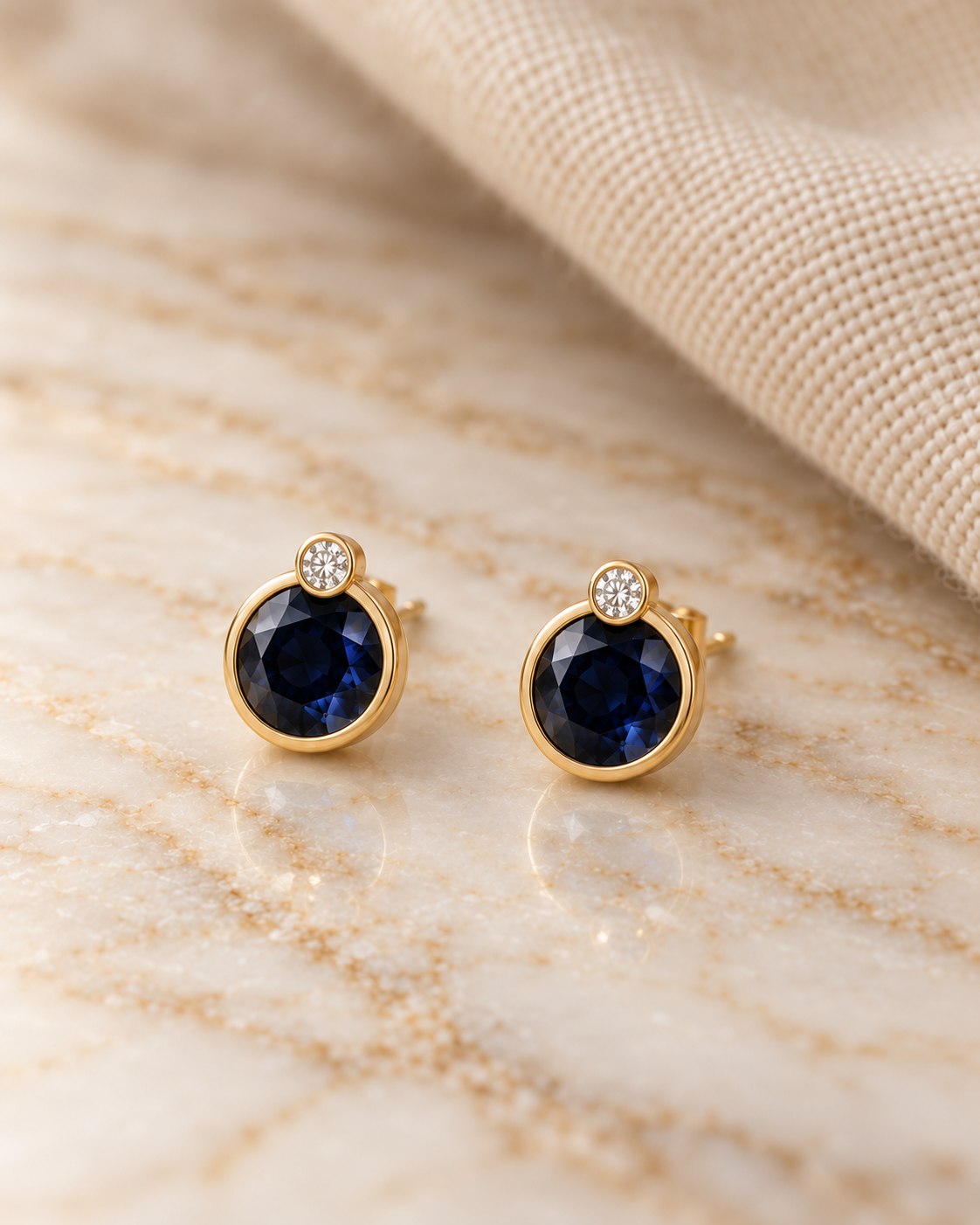 Isis · Aros Zafiro Bisel · aro en Oro 18k amarillo con Zafiro