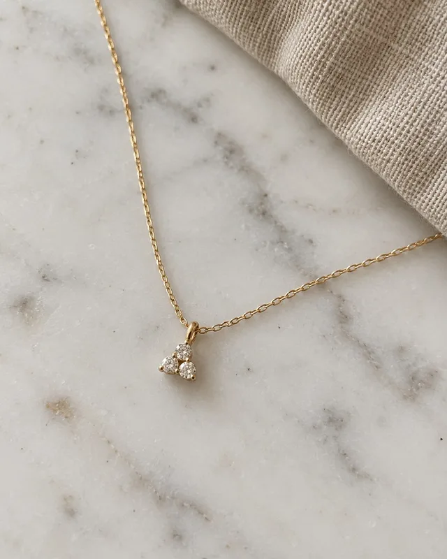 Trébol · Collar Trío Diamantes · collar en Oro 18k amarillo con Diamante