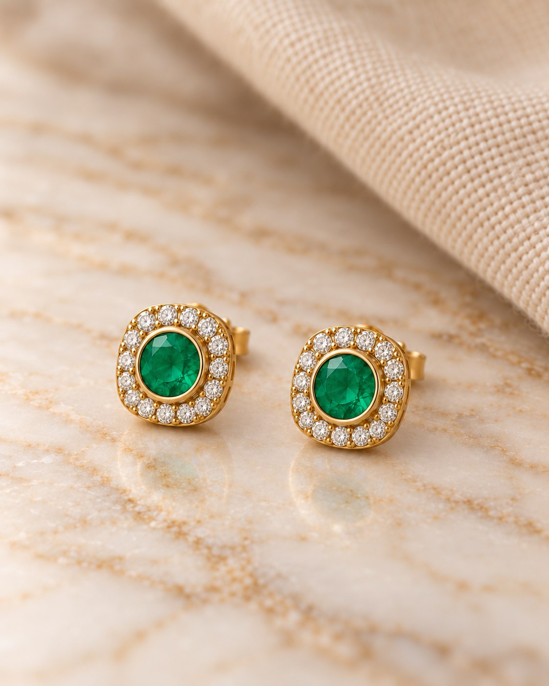 Demeter · Aros Halo Esmeralda · aro en Oro 18k amarillo con Esmeralda