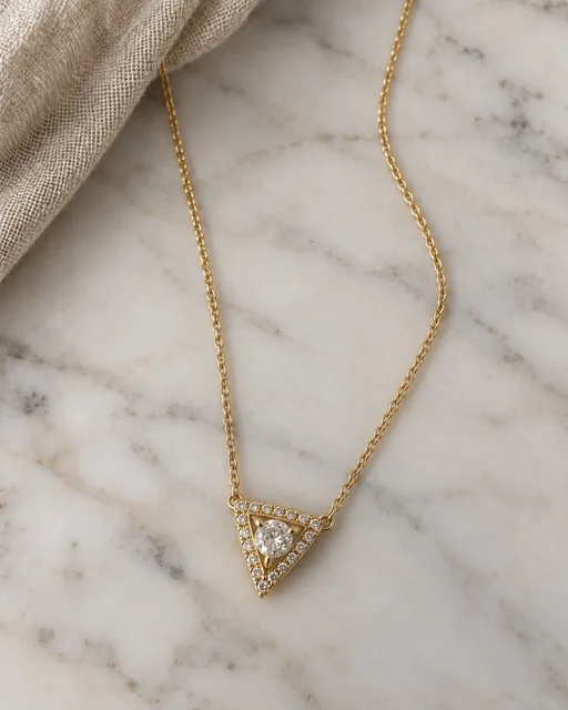 Prisma · Collar Halo Triangular · anillo de compromiso en Oro 18k amarillo con Diamante, vista 1