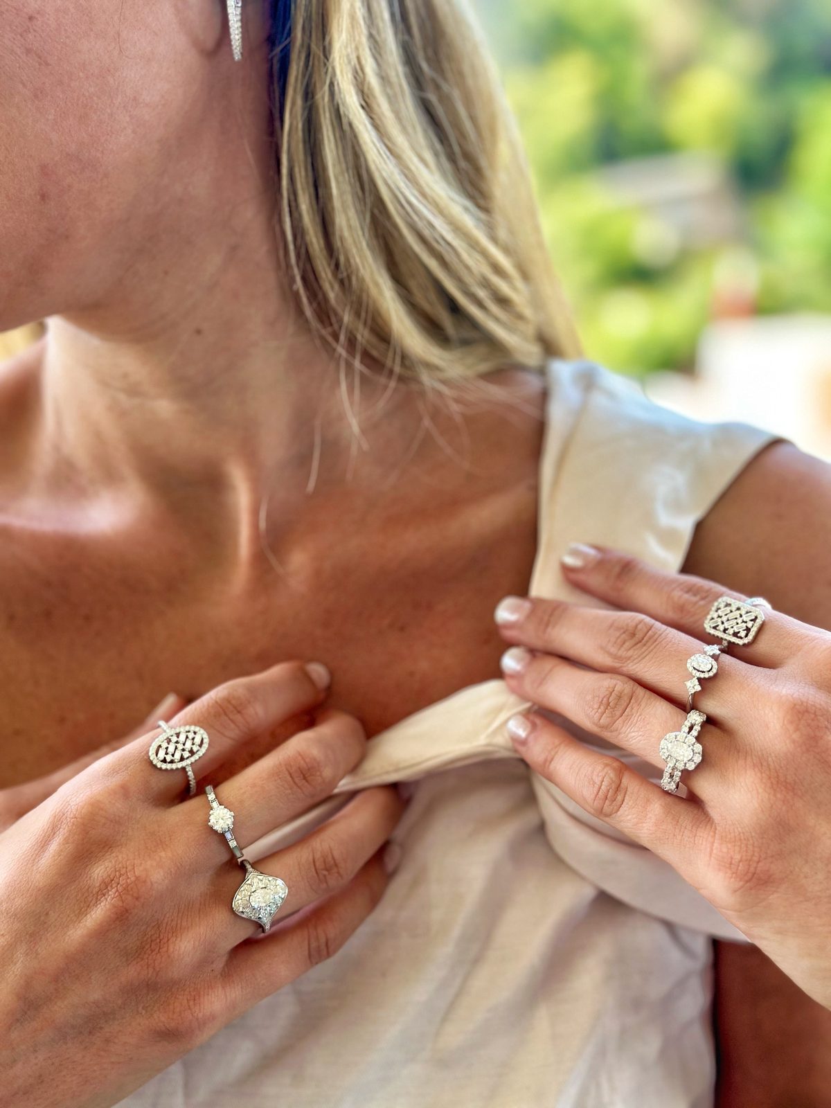 Anillos de compromiso ya hechos, exhibidos en el showroom de Gia Solari