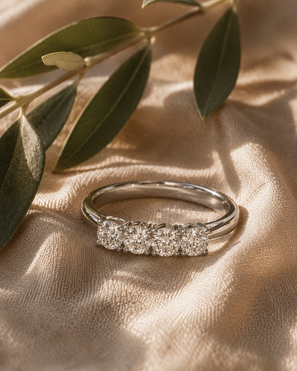 Los Cuatro Pilares, anillo con cuatro diamantes redondos en fila