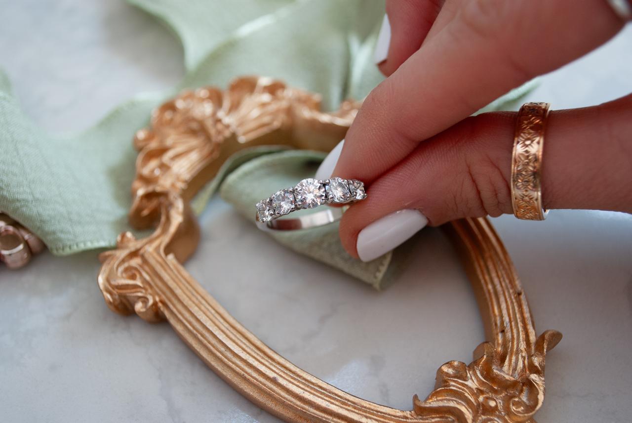 El Tricillo, anillo de tres diamantes redondos en oro blanco