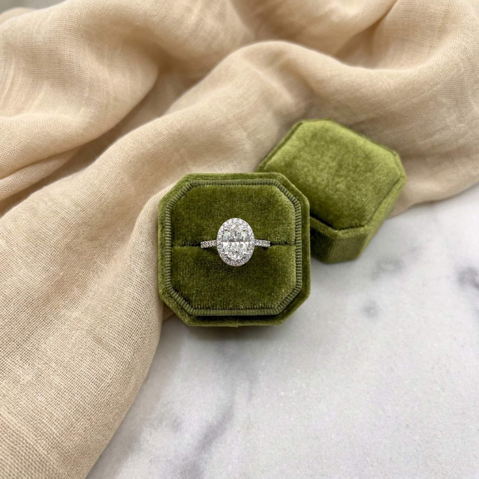 Paola · Halo Oval