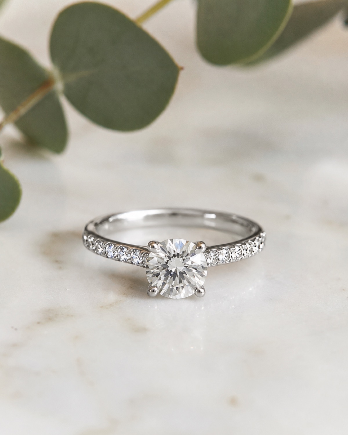 Anillo de compromiso diseño Solitario pavé