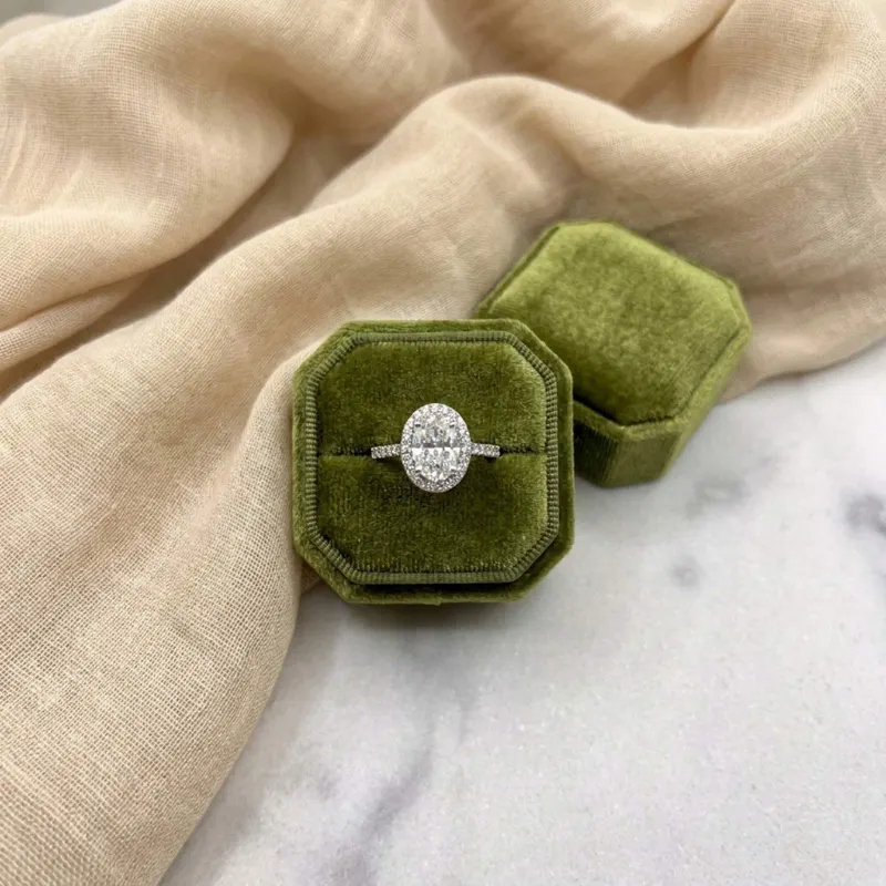 Paola · Halo Oval · anillo de compromiso en Oro 18k blanco con Diamante